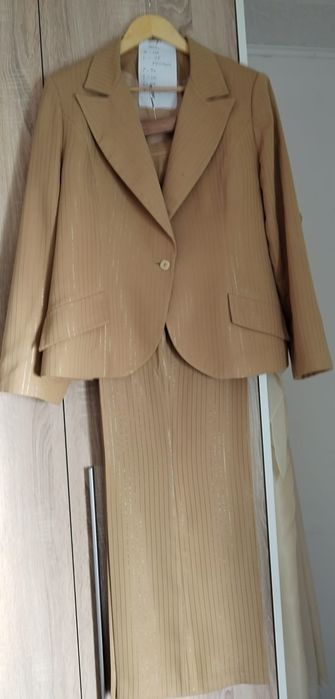 Vând costum damă, mărimea 50, culoare muștar
