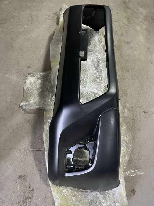 Продам оригинал бампер на hilux