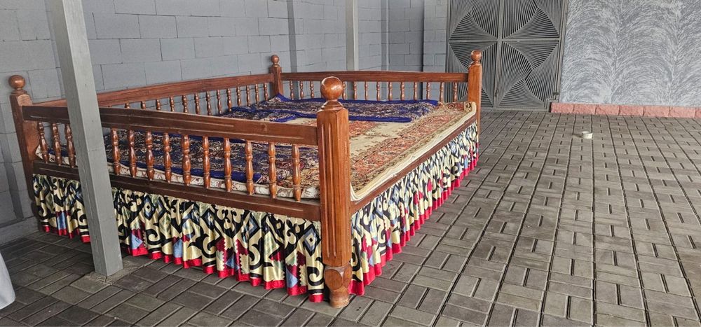 Лакированный топчан