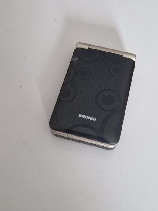 Super telefon cu clapeta special pentru Seniori