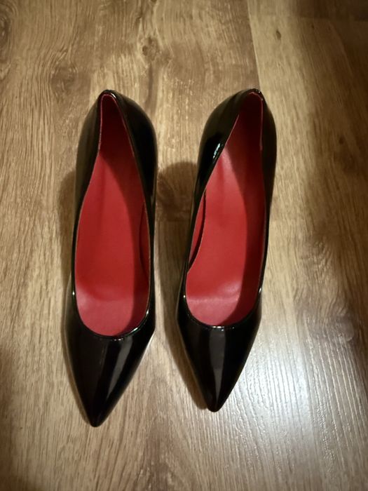 Чисто нови черни токчета