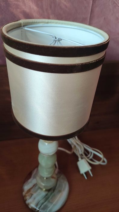 Масивна настолна лампа от естествен оникс и месинг