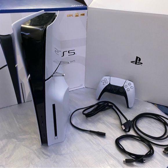 Продавам Play Station 5 с два контролера и много игри НОВ!