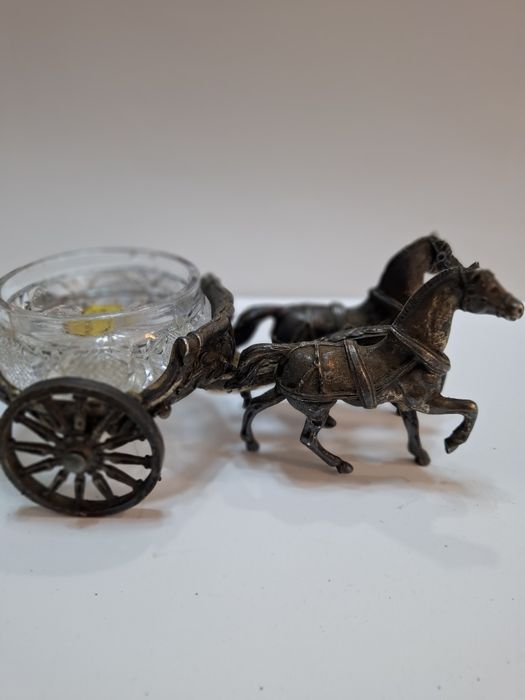 Колесница в римски стил, теглена от два коня.