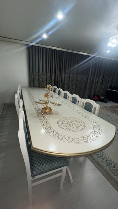 Стол со стульями