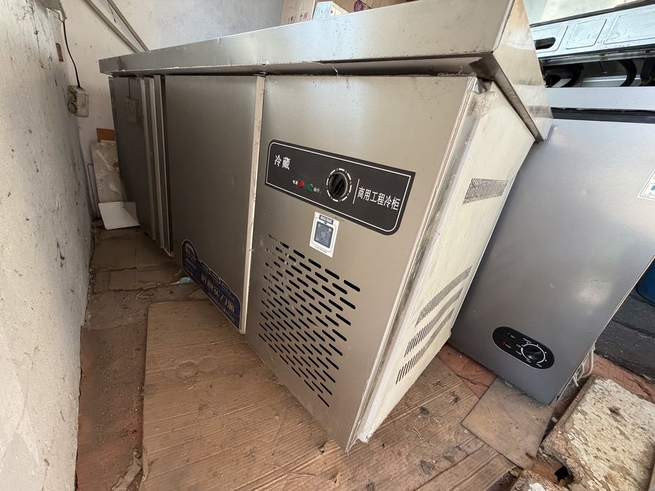 Продам промышленный холодильник стол