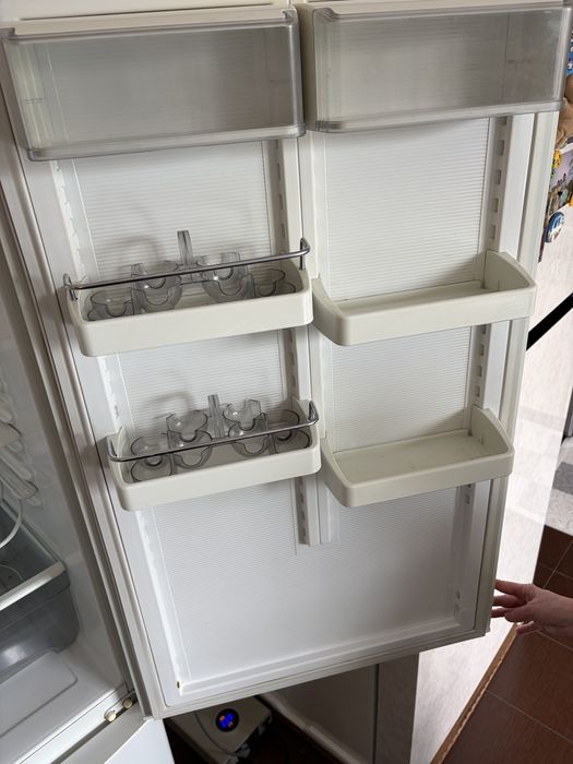 Продам двухкамерный холодильник Атлант