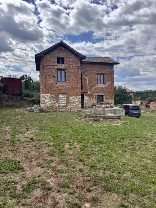 Продавам Двуетажна Къща