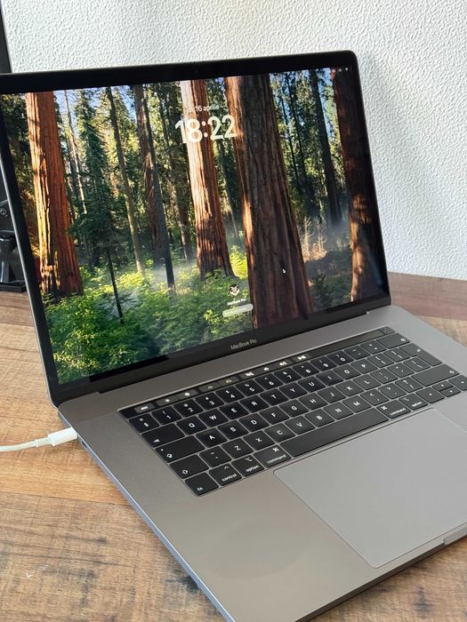 MacBook Pro 15" 2018 | i7 | 32GB RAM | 512GB SSD | Touch Bar | Space Gray Full Box