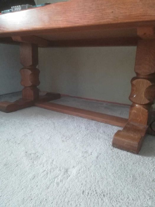 Холна маса от масивно дърво с камък.