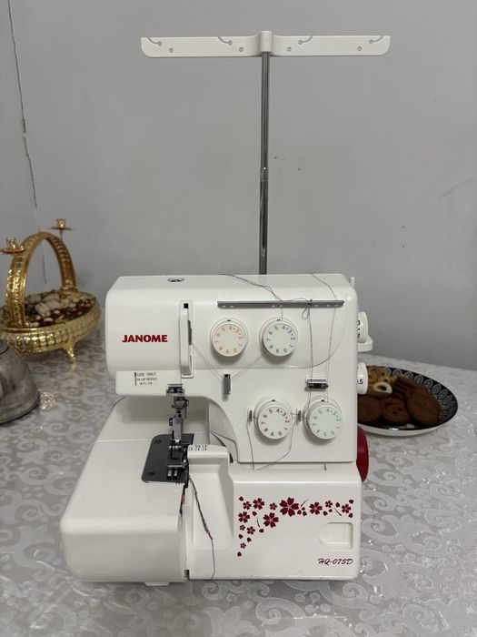 Продам оверлок Janome HQ-075D белый