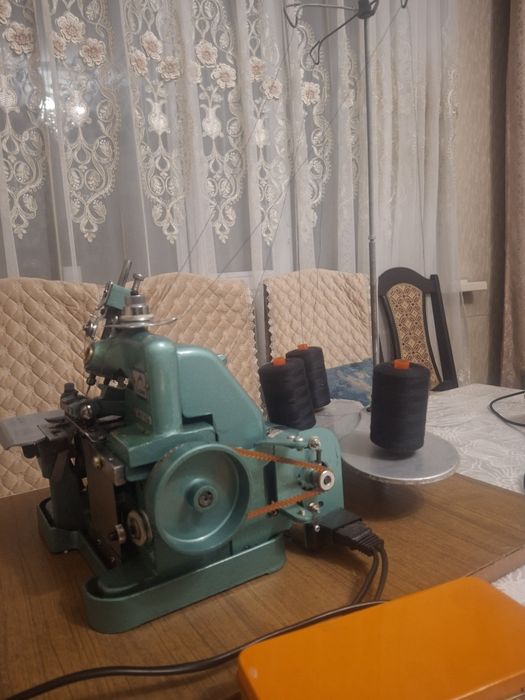 Бытовой оверлок трехнитка