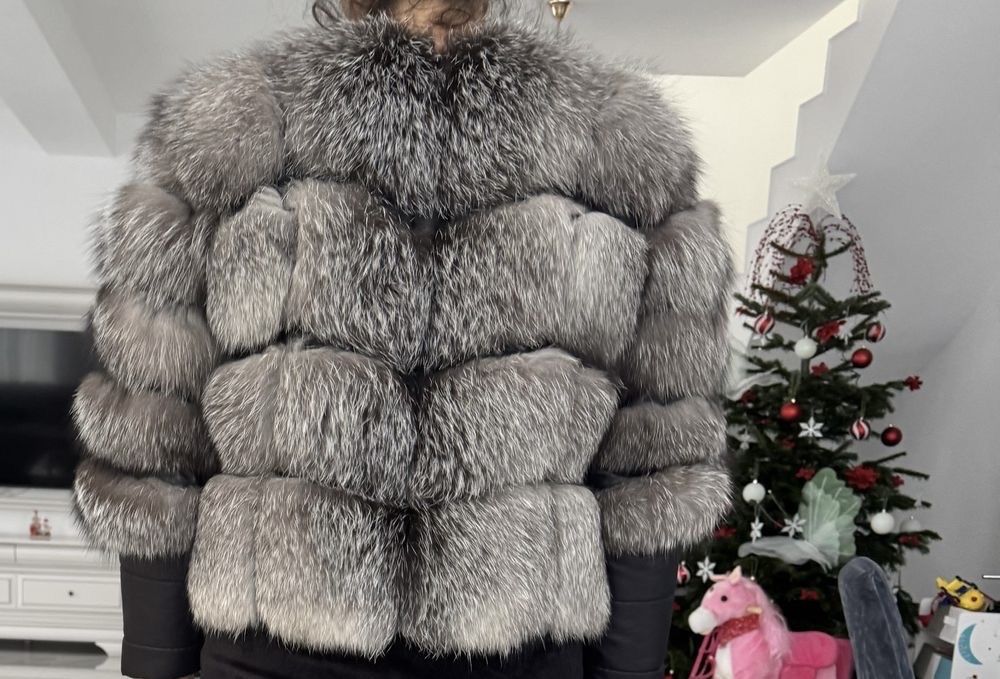 Haina de blana naturala , are maneci detasabile ,