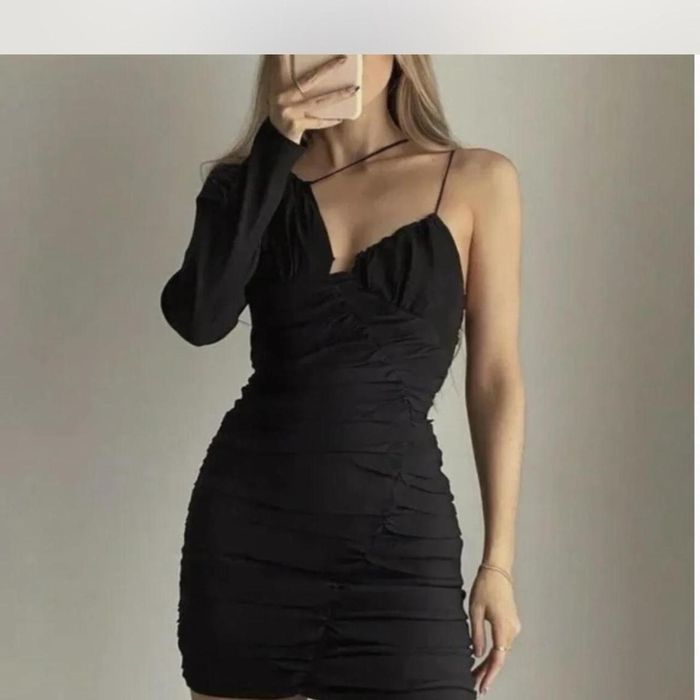 Къса черна рокля с един ръкав Na-Kd