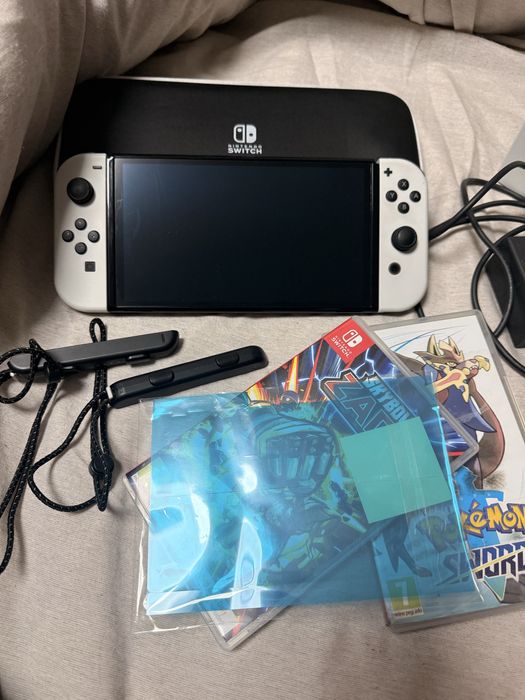 Nintendo Switch OLED с dock, аксесоари и игри