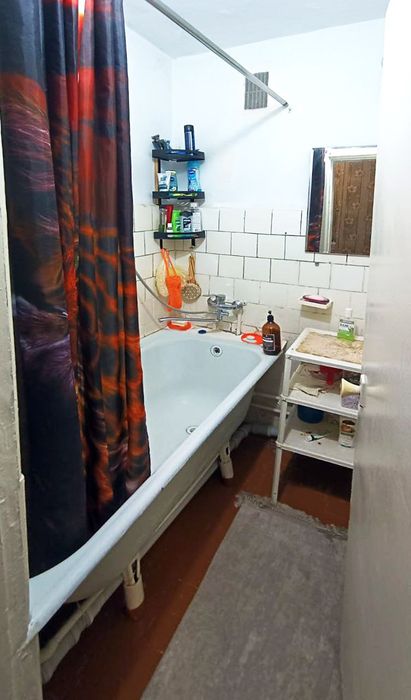 Продаётся своя 3-х комнатная в районе Дворца химиков.