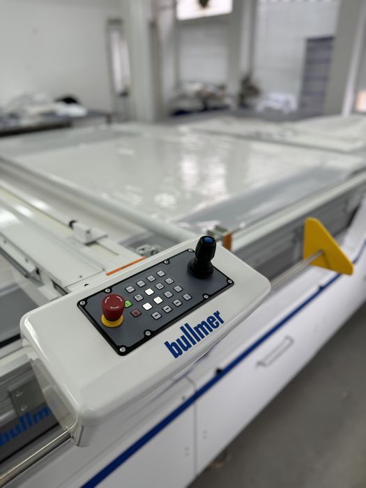Кроялен робот комплект с накатаваща количка и маса Bullmer E80
