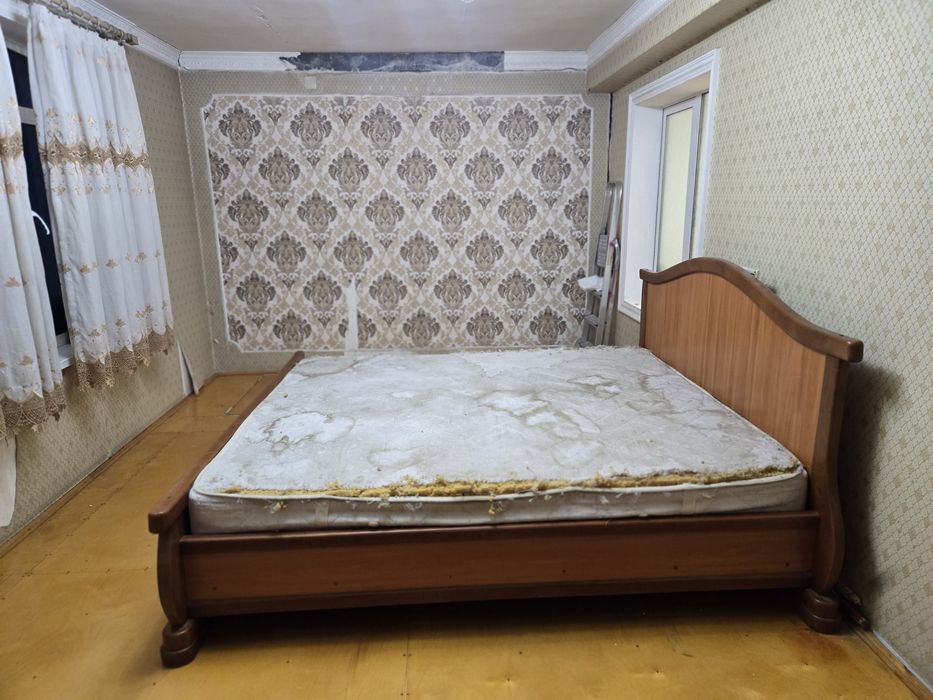 Большая кровать.