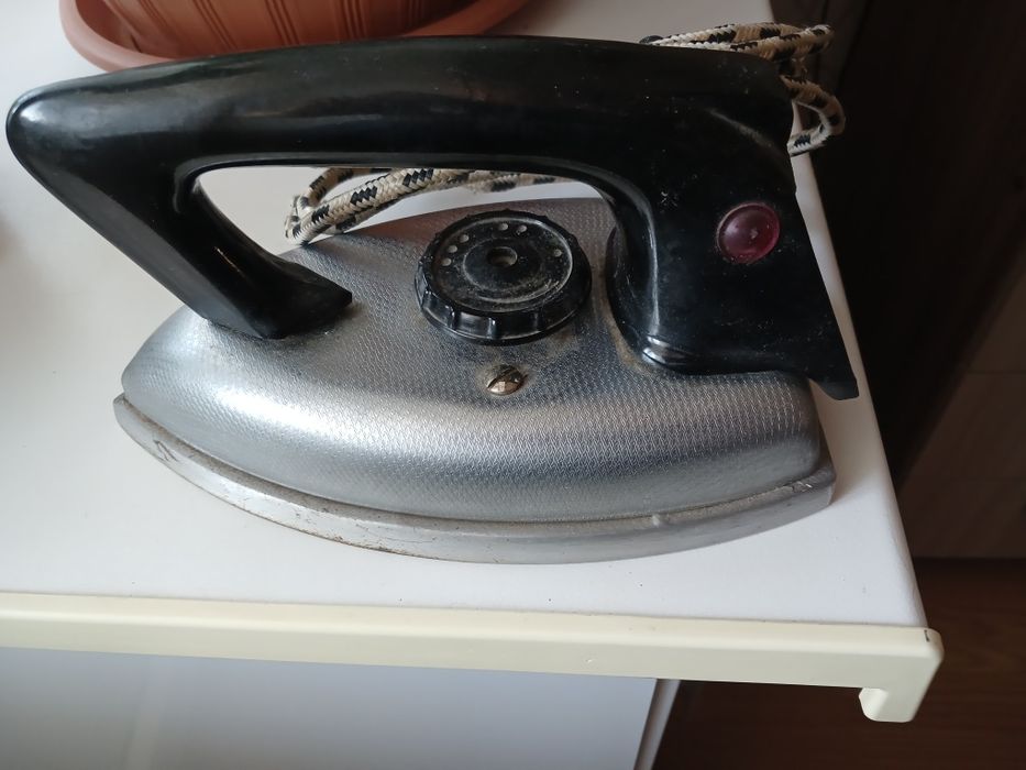 Продам  советский утюг