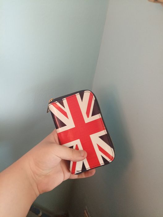 Продавам доста изискано протпоне със знамето на Англия