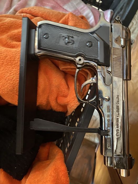 Pistol bricheta