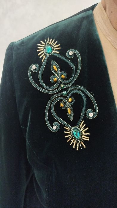 Красивый женский бархатный чапан