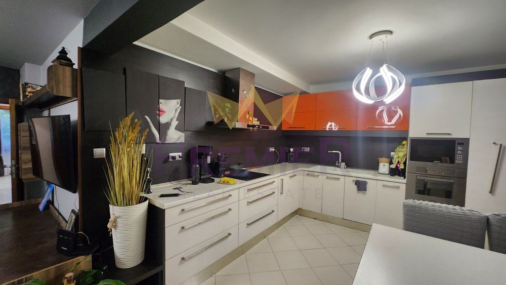 Продава се Тристаен апартамент в Варна, Конфуто - 100 кв.м за 2472 €/кв.м - Снимка #2