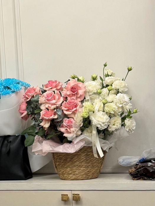 Букет из роз и эустом в кашпо