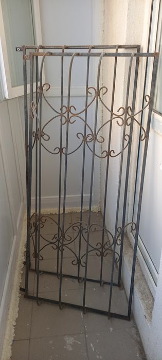 Две оконые  решетки металлические.