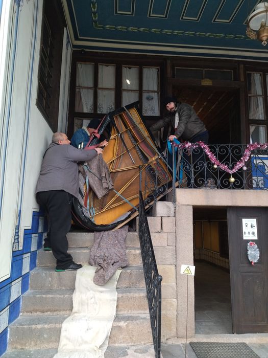 Професионален транспорт на пиана и рояли.