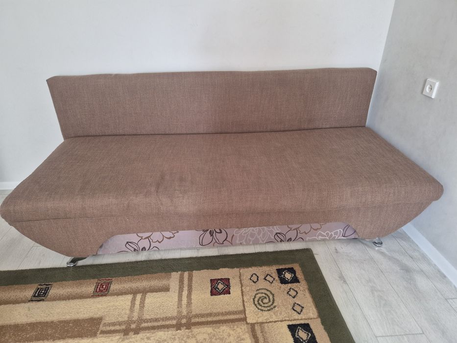 Диван сатылады жастығымен бірге