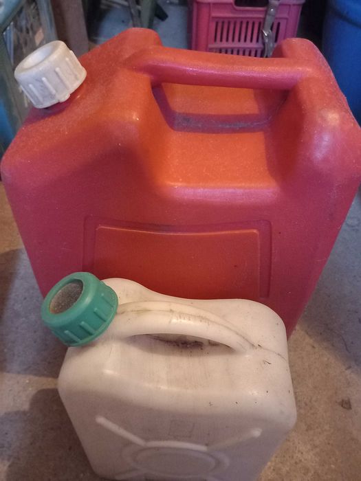 Туби малка и голяма пластмасови за вино.