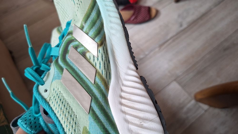 Кроссовки женские