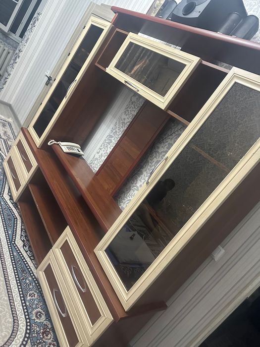 Шкаф зал учун телевизорга подставка жойи хам бор