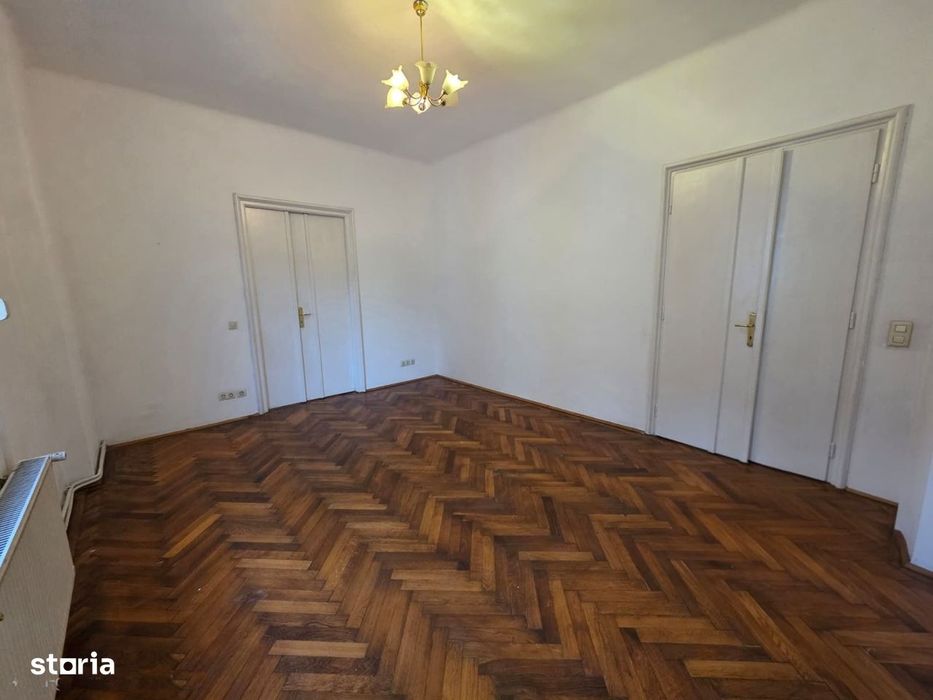 De închiriat apartament 3 camere – Piața 700