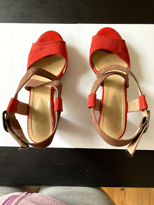 Червени сандали на ток