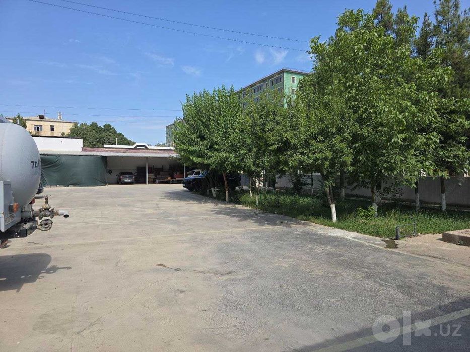 Нотурар бино сотилади