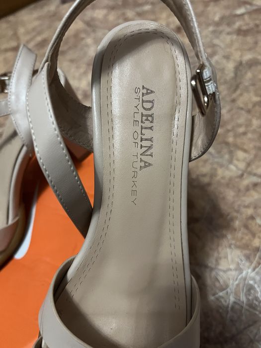 Продам бежевые босоножки