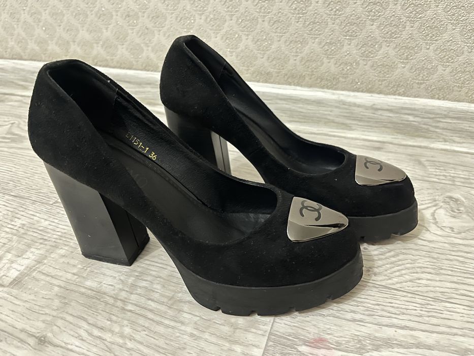 Продаю замшевые туфли