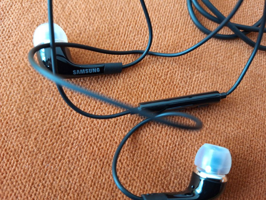 Căști hands free cu fir,  noi,  Samsung In-Ear EO-EG920 de culoare neagră, echipate cu conector Jack de 3.5 mm, microfon și telecomandă pe fir