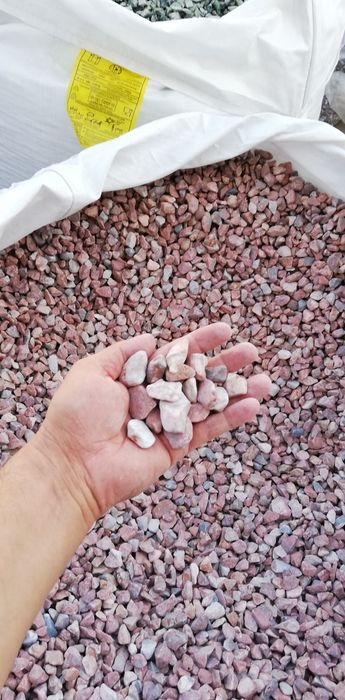 Piatra decorativa, petricele rotungite, granit amenajare curte casă