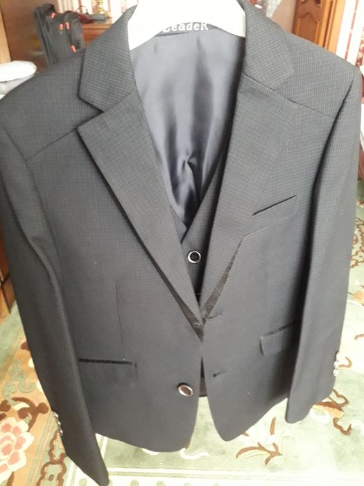 Школьный костюм тройка  (размер 28,) темно синего цвета