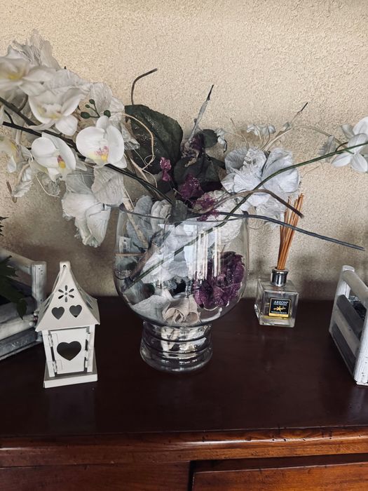 Vaza cu flori artificiale