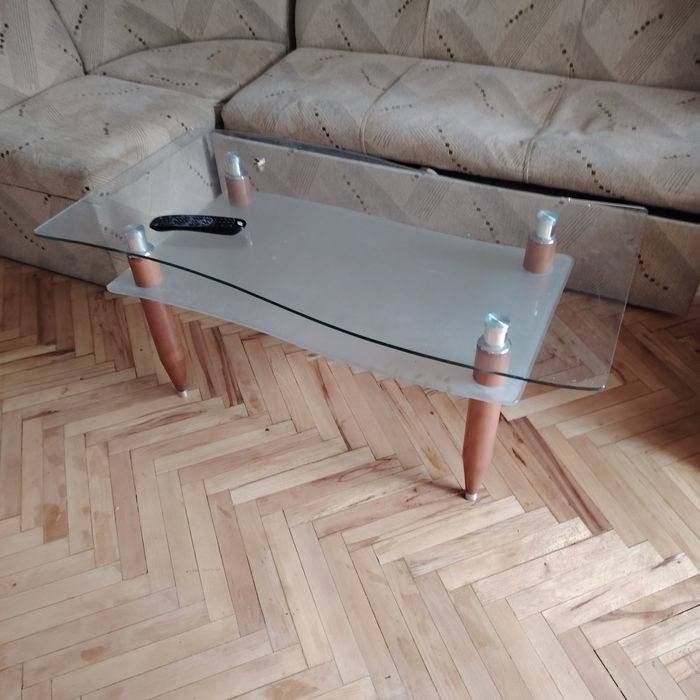 Холна маса от дърво и стъкло