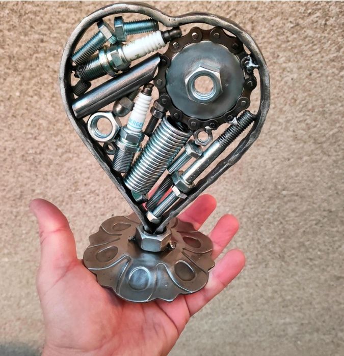 Сърце от рециклирани метални части