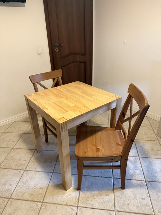Set masă + 2 scaune lemn 70x70 cm – stare foarte bună