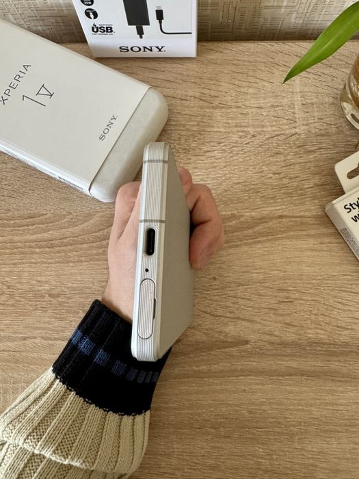 SONY Xperia 1 V, Зарядно, 2 калъфа и протектори