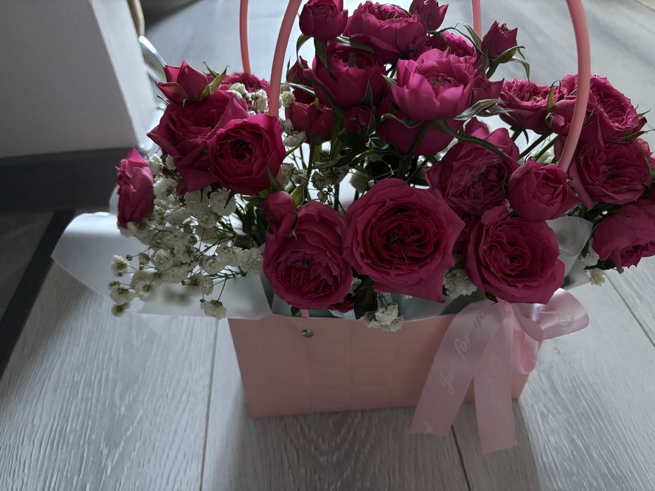 Кустовые розы в корзине