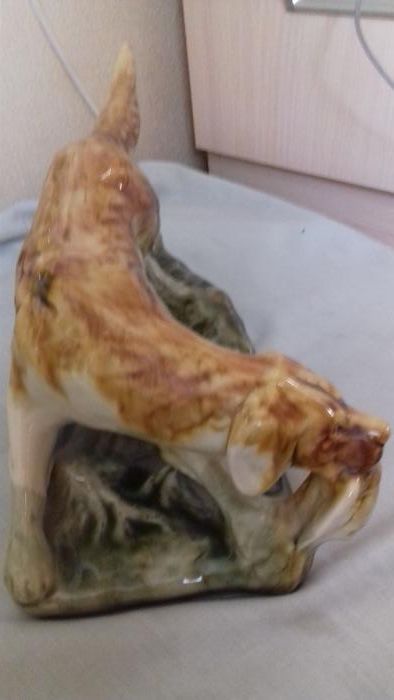 Статуэтка"Собака с добычей".