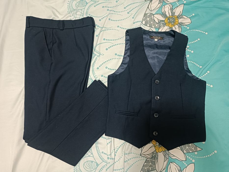 Продается школьный костюм